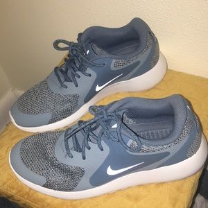 Women’s Nike tennis shoes